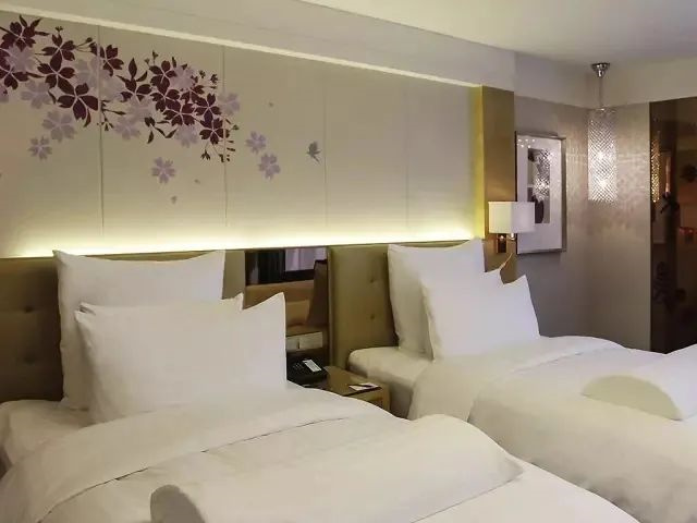 酒店設(shè)計(jì)的枕頭、隔斷玻璃門、燈怎么讓人燒腦殼